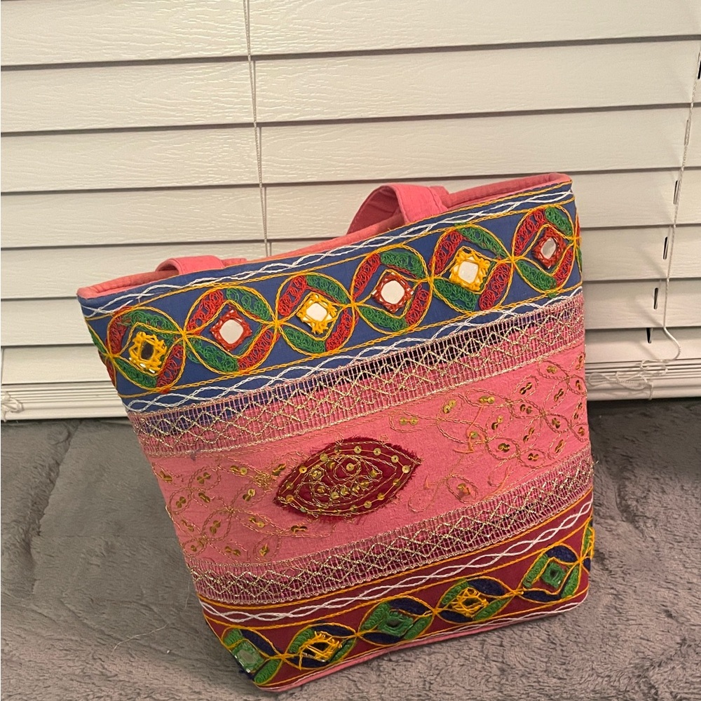 🦋Colorful Embroidered Tote Bag gently used
Clean
Great condition